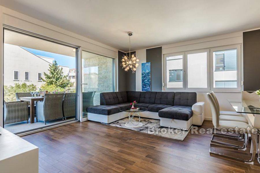 Appartement de luxe, première rangée de la mer