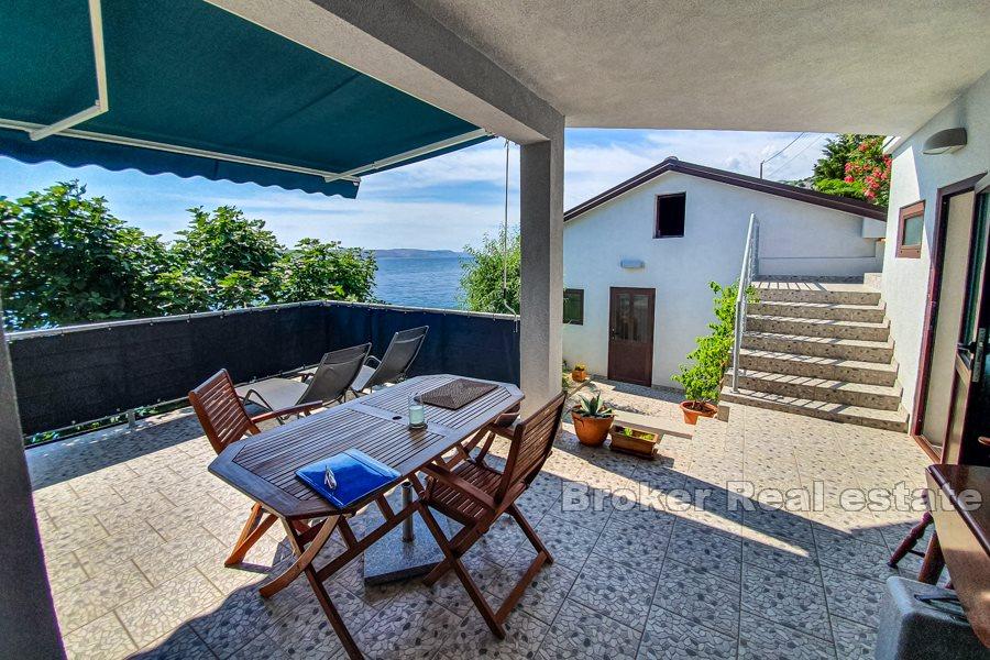 Maison au premier rang à la mer