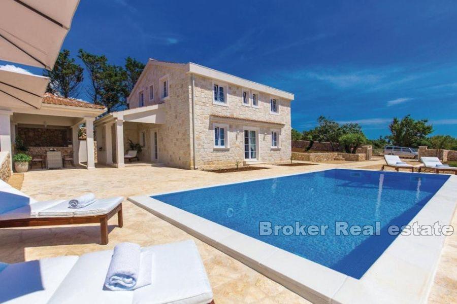 Steinvilla mit Pool und Meerblick