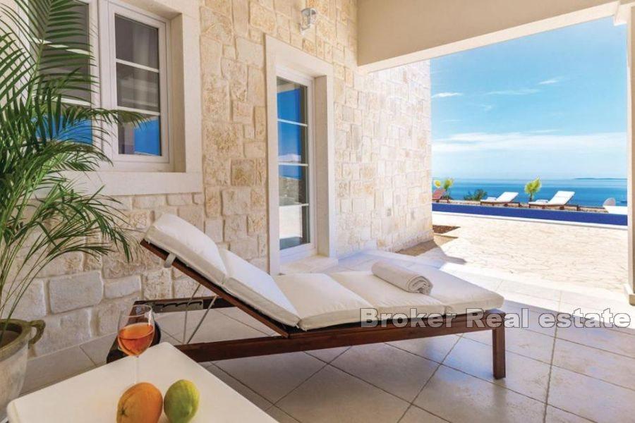 Steinvilla mit Pool und Meerblick