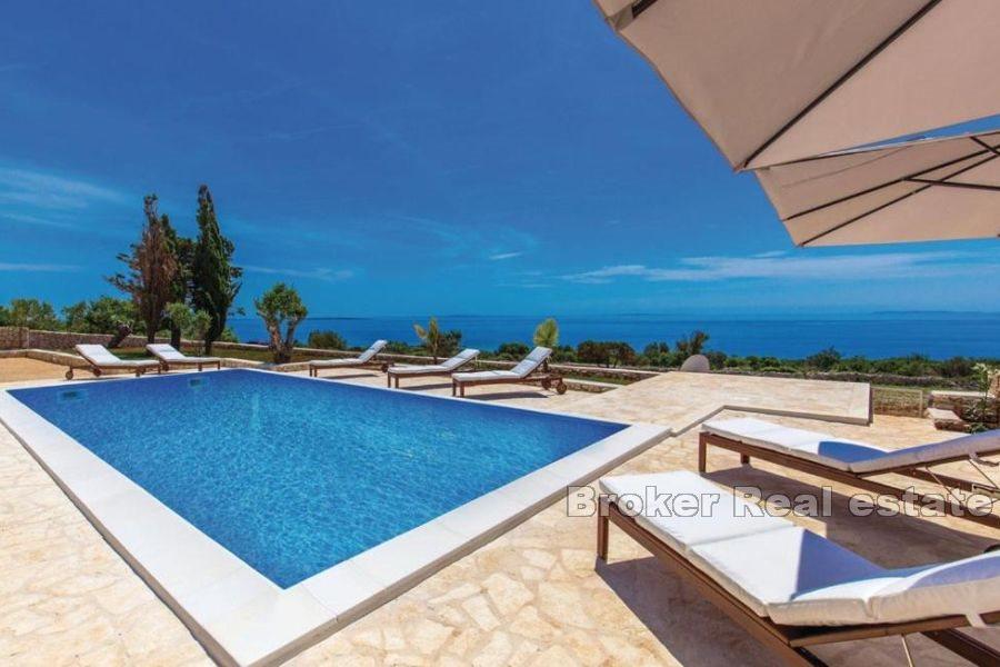 Steinvilla mit Pool und Meerblick