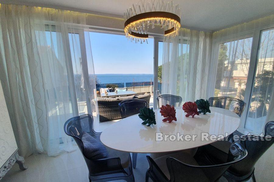 Maison décorée au bord de la mer