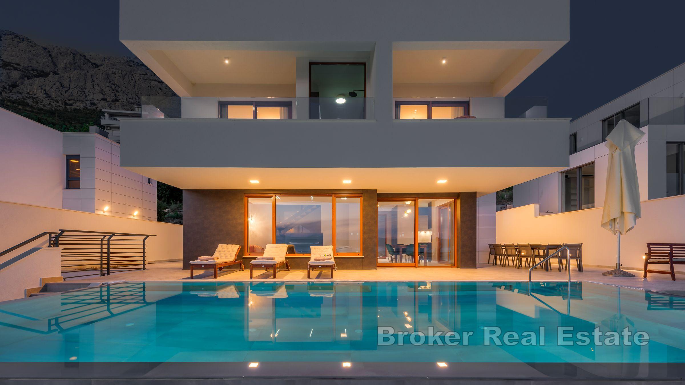 Villa con piscina interna ed esterna