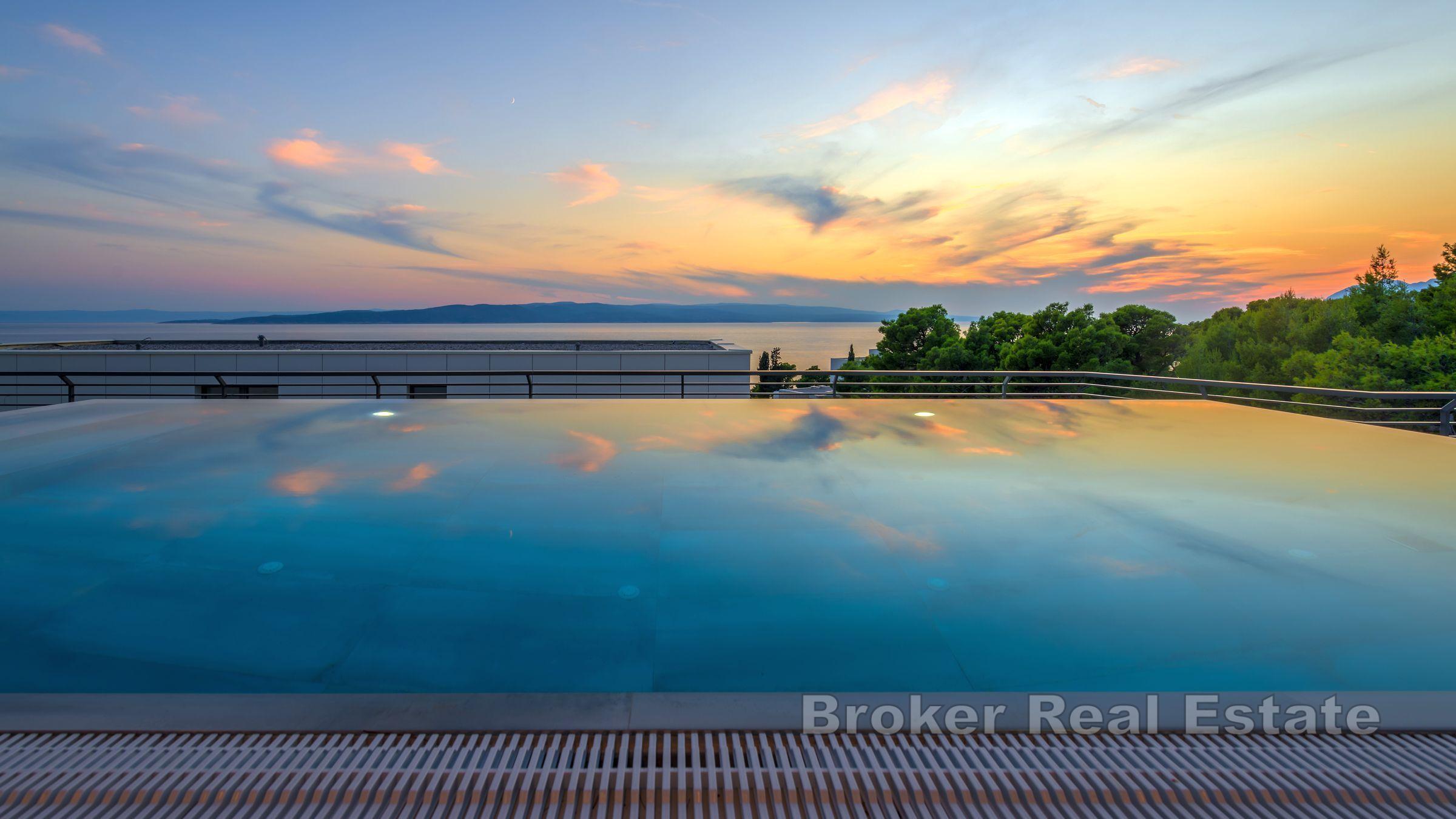 Villa con piscina interna ed esterna