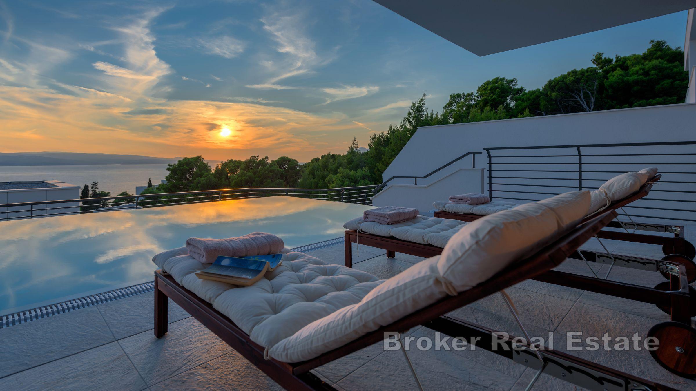 Villa con piscina interna ed esterna