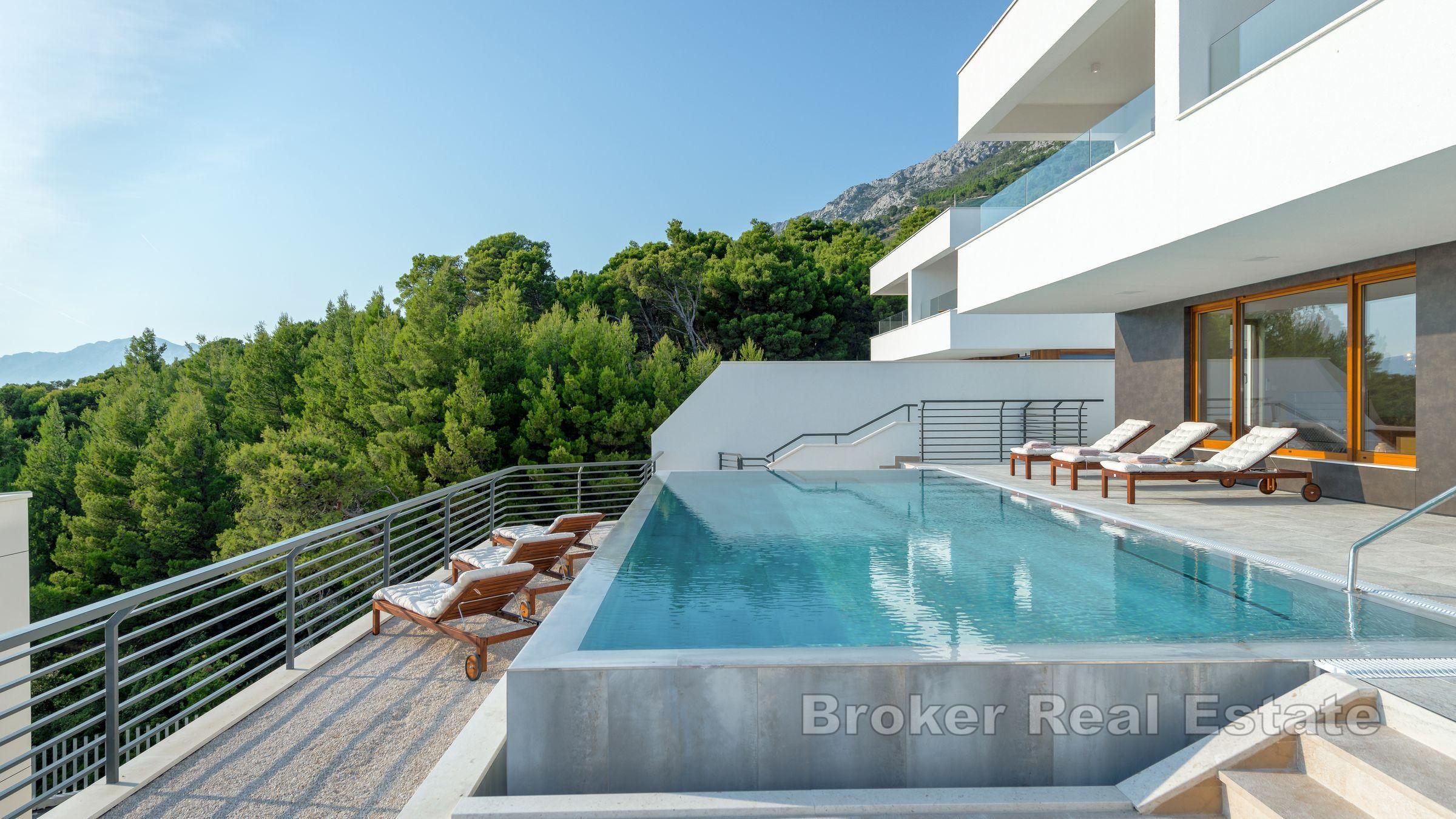 Villa con piscina interna ed esterna