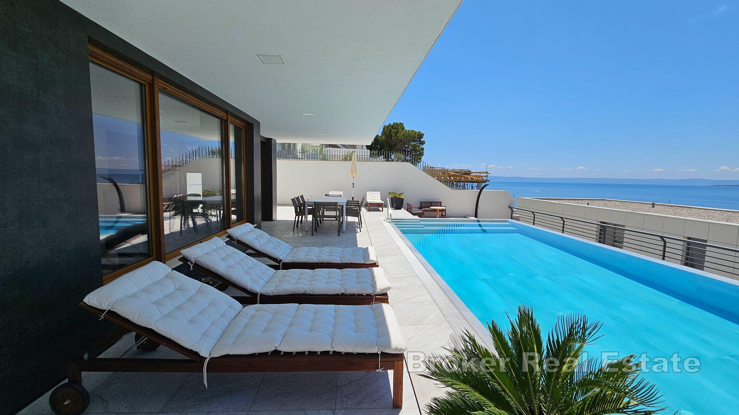 Villa con piscina interna ed esterna