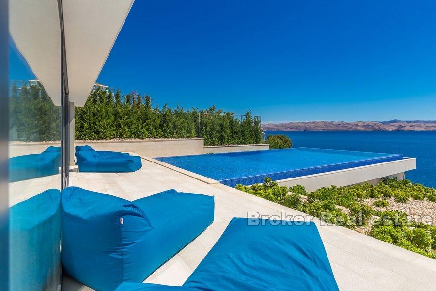 Eine Villa auf einer Klippe mit beeindruckendem Blick auf das Meer