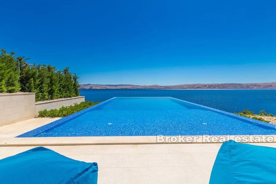 Eine Villa auf einer Klippe mit beeindruckendem Blick auf das Meer