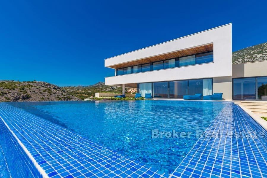 Eine Villa auf einer Klippe mit beeindruckendem Blick auf das Meer