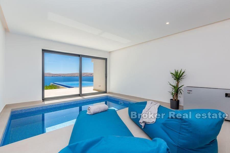 Eine Villa auf einer Klippe mit beeindruckendem Blick auf das Meer