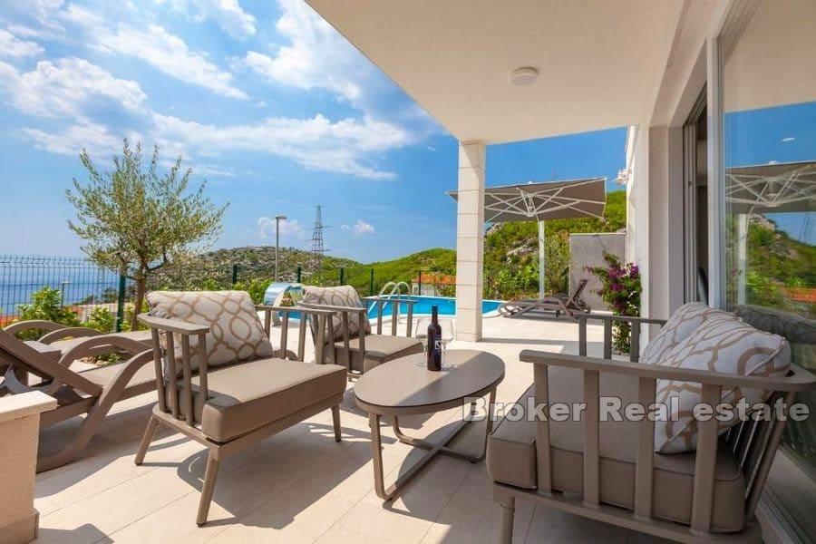 Villa con vista mare e piscina