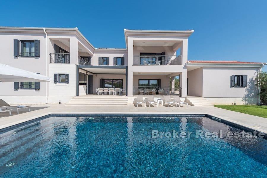 Exclusive villa on a spacious plot
