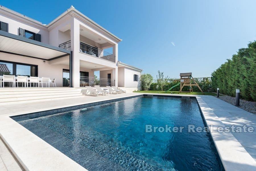 Exclusive villa on a spacious plot