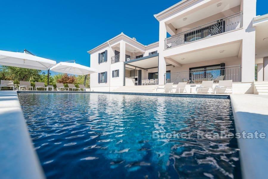 Exclusive villa on a spacious plot