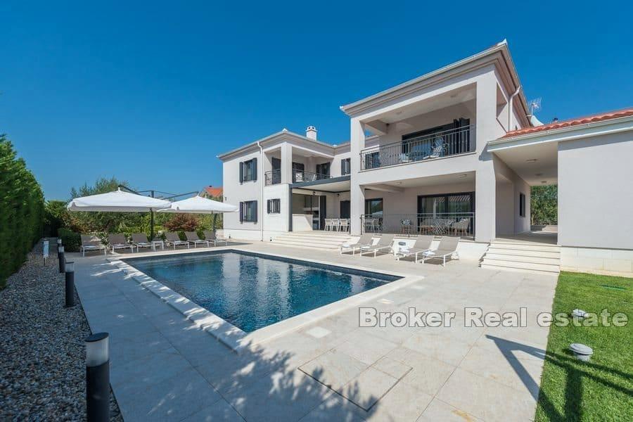 Exclusive villa on a spacious plot
