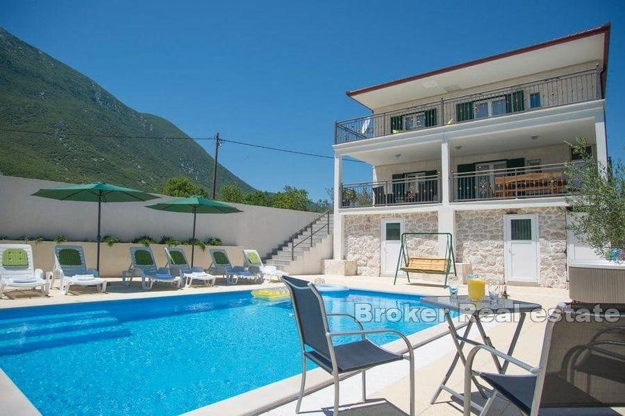 Schönes Haus mit Swimmingpool in einer ruhigen Umgebung