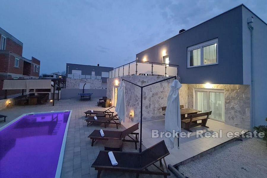 Fire roms hus med utsikt over havet
