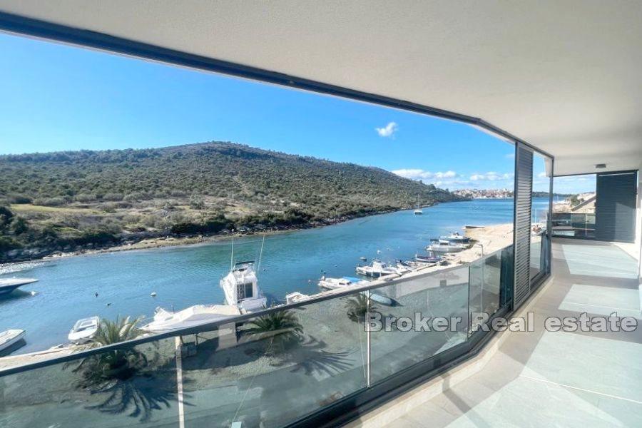 Appartement dans un immeuble neuf, première rangée à la mer