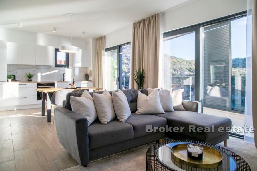 Appartement dans un immeuble neuf, première rangée à la mer