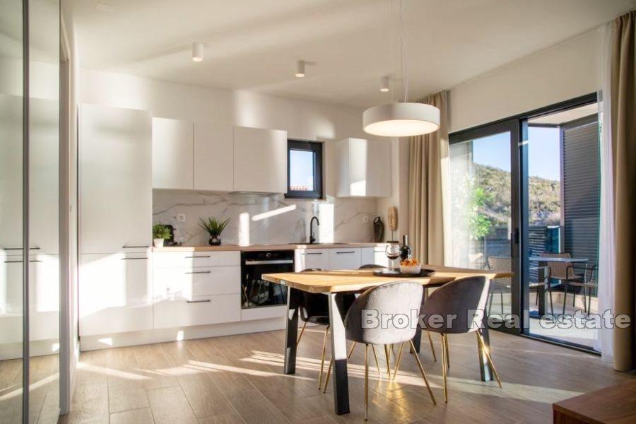 Appartement dans un immeuble neuf, première rangée à la mer