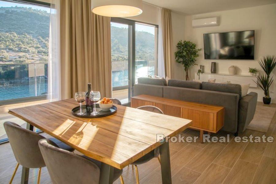Appartement dans un immeuble neuf, première rangée à la mer