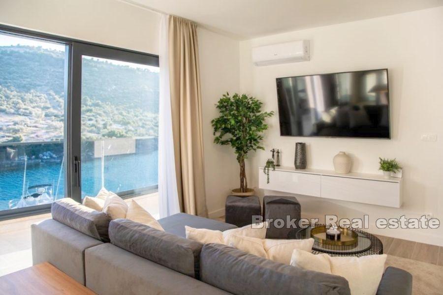Appartement dans un immeuble neuf, première rangée à la mer