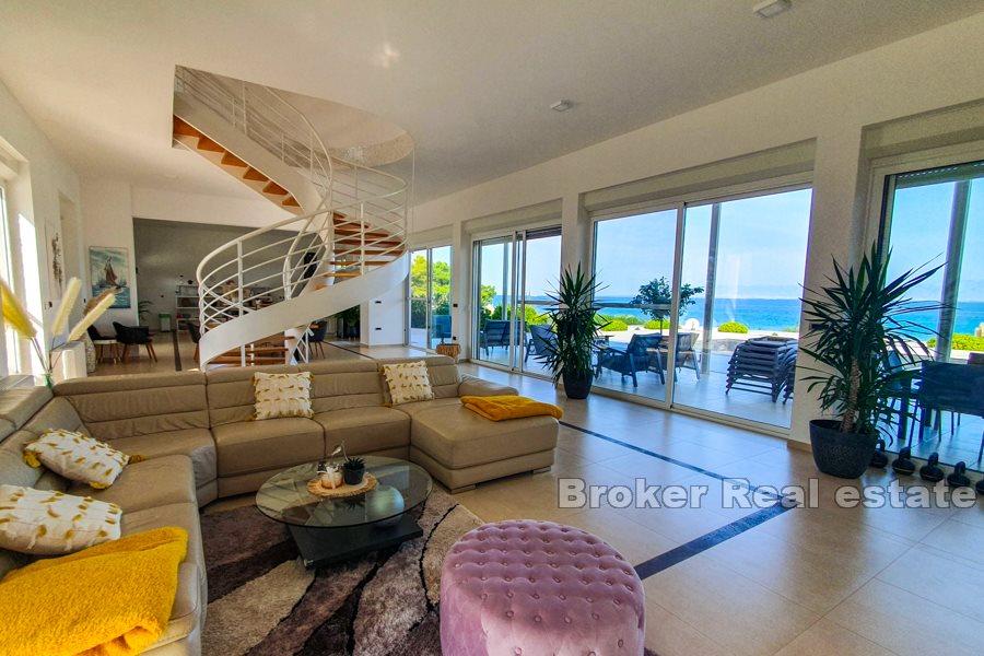 Exclusive villa on a spacious plot by the sea