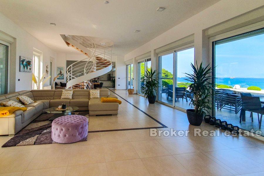 Exclusive villa on a spacious plot by the sea