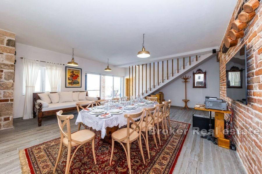 Tidløst steinhus ved sjøen