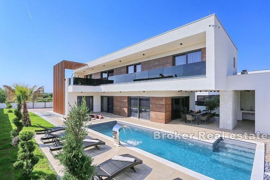 Luxusní vila s bazénem nedaleko pláže a moře