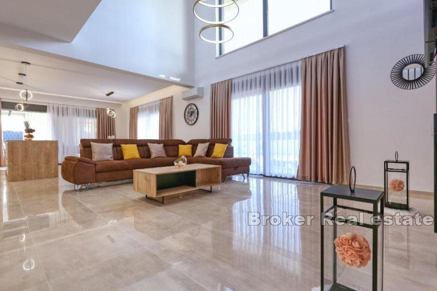 Luxusní vila s bazénem nedaleko pláže a moře