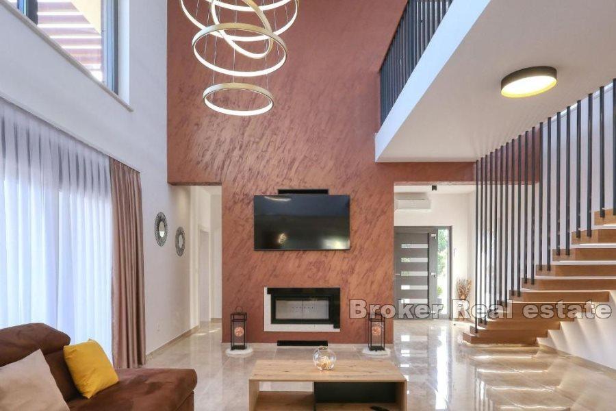 Luxusní vila s bazénem nedaleko pláže a moře