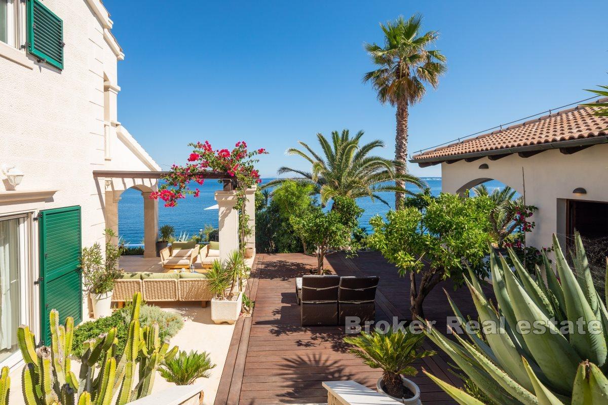 Exclusive seafront villa with pool