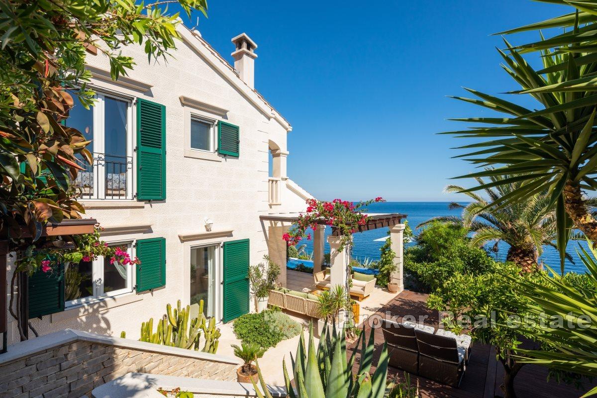 Exclusive seafront villa with pool