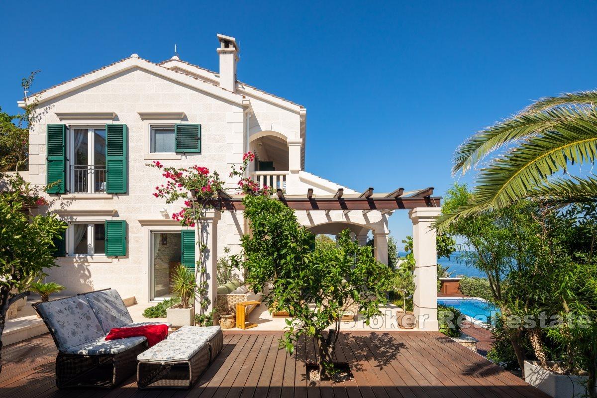 Exclusive seafront villa with pool