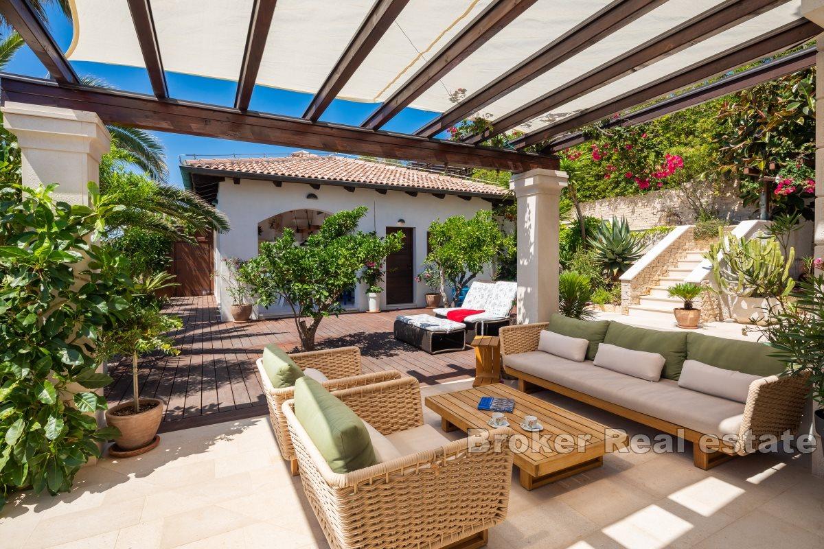 Exclusive seafront villa with pool