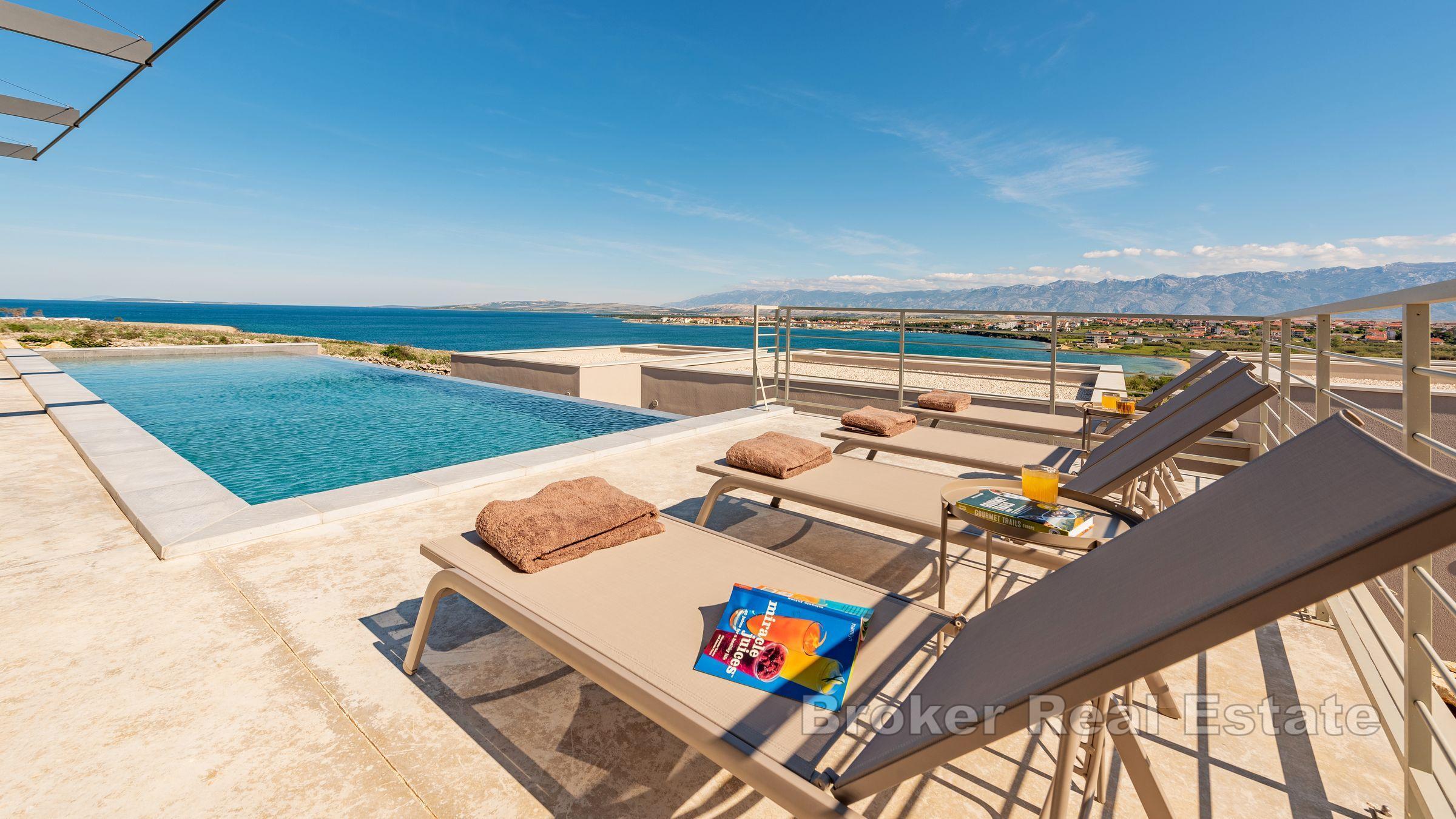 Dominante villa con piscina e vista mare in posizione tranquilla