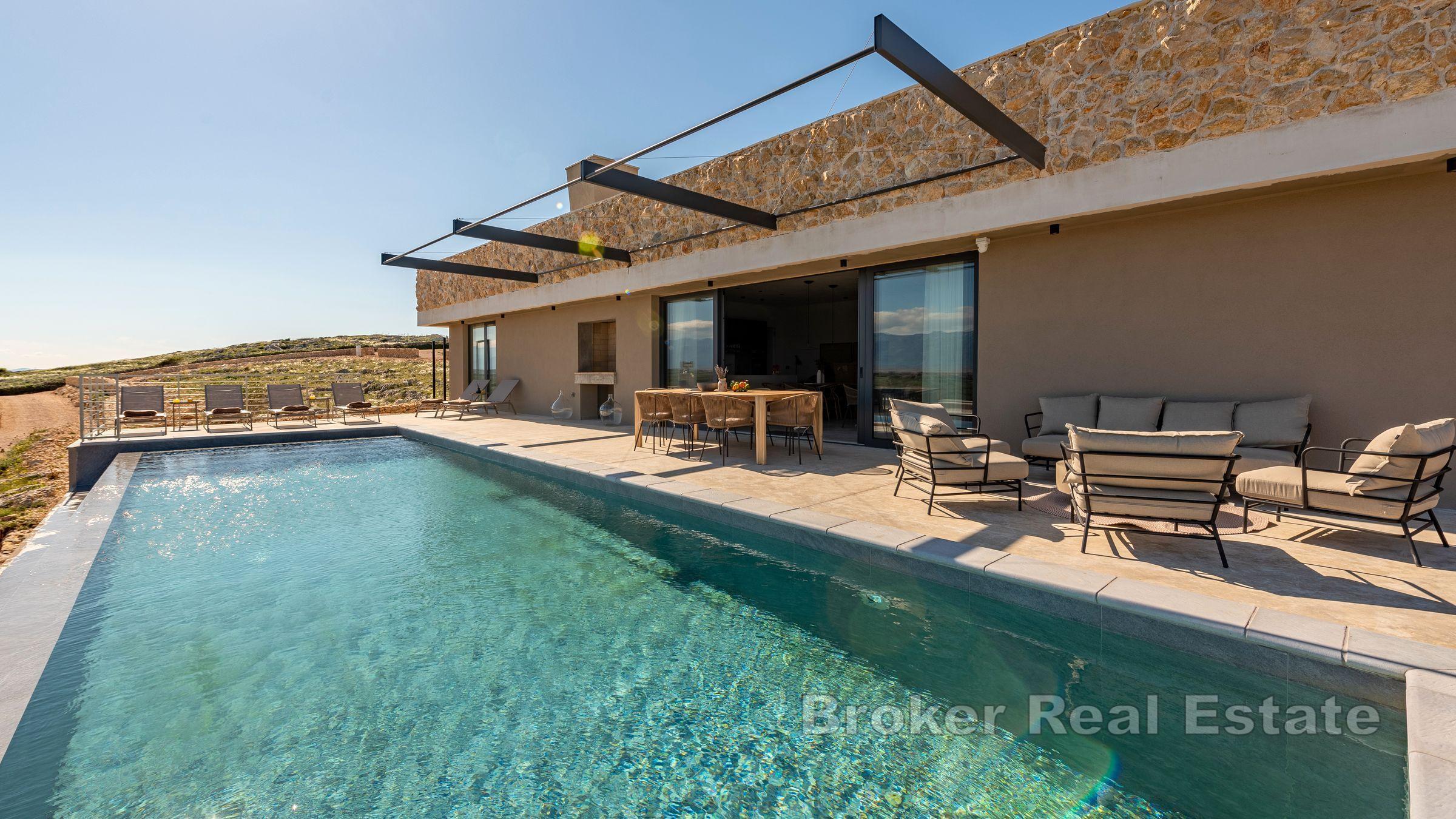 Dominante villa con piscina e vista mare in posizione tranquilla