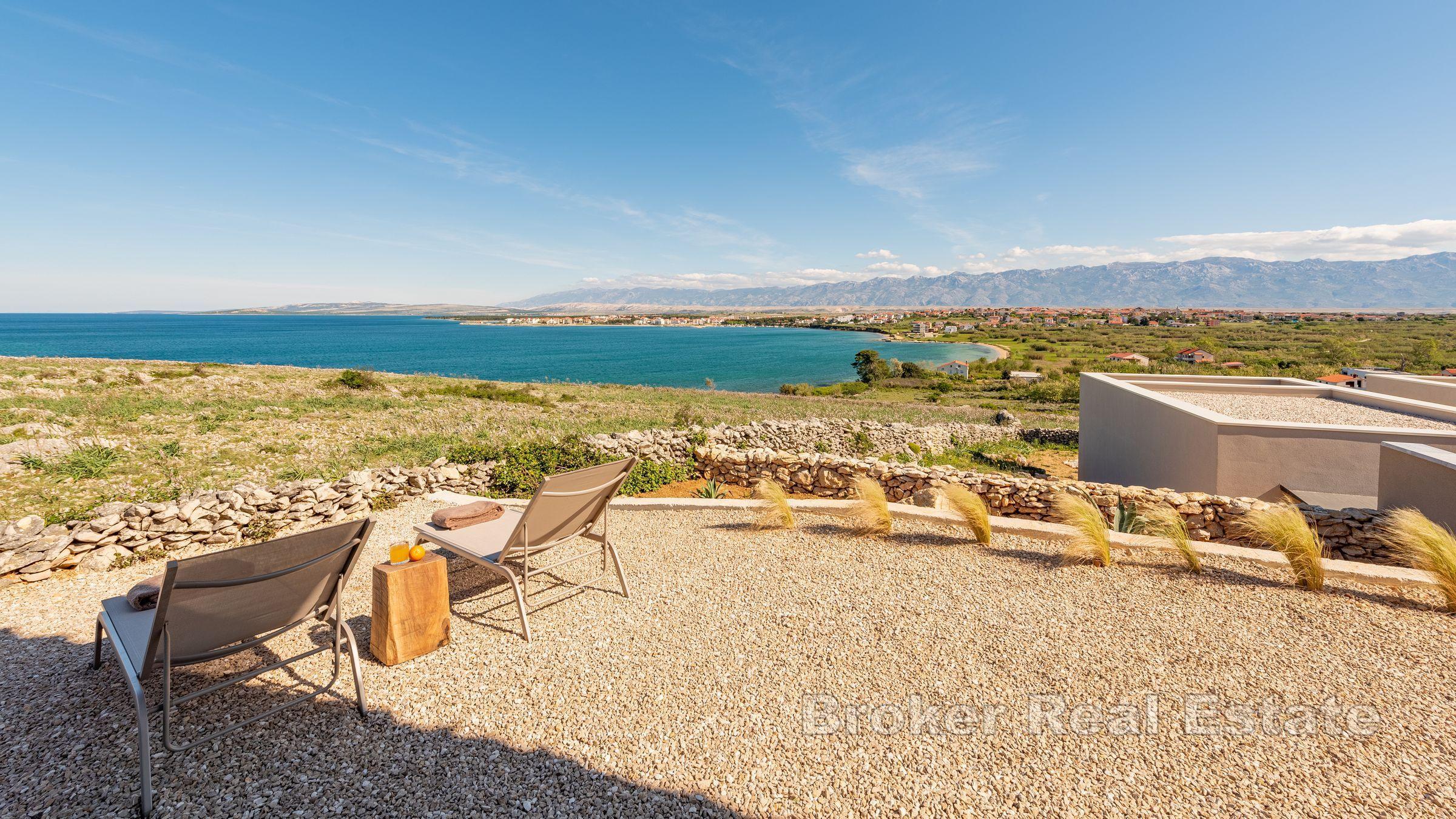 Dominante villa con piscina e vista mare in posizione tranquilla