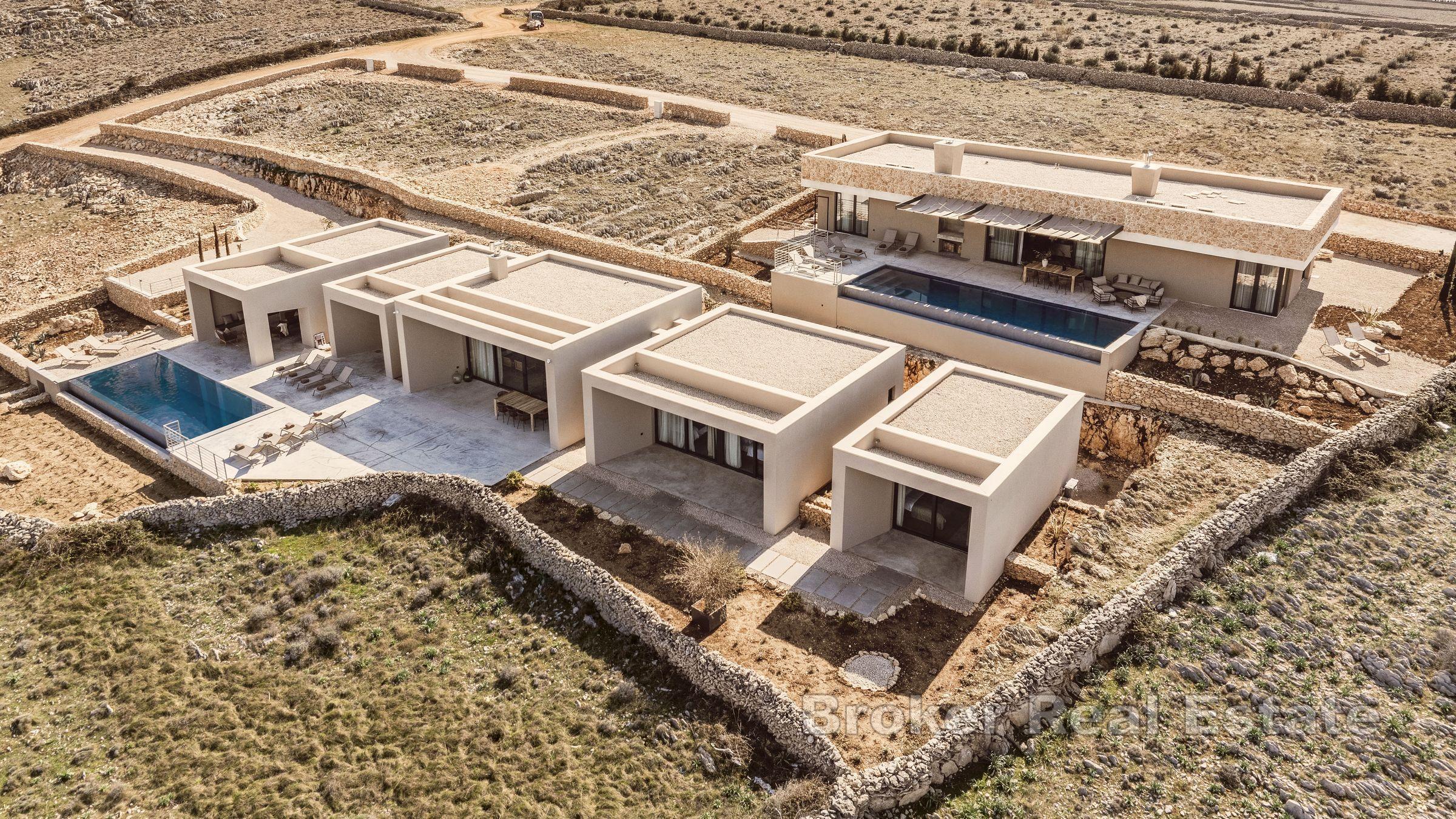 Dominante villa con piscina e vista mare in posizione tranquilla