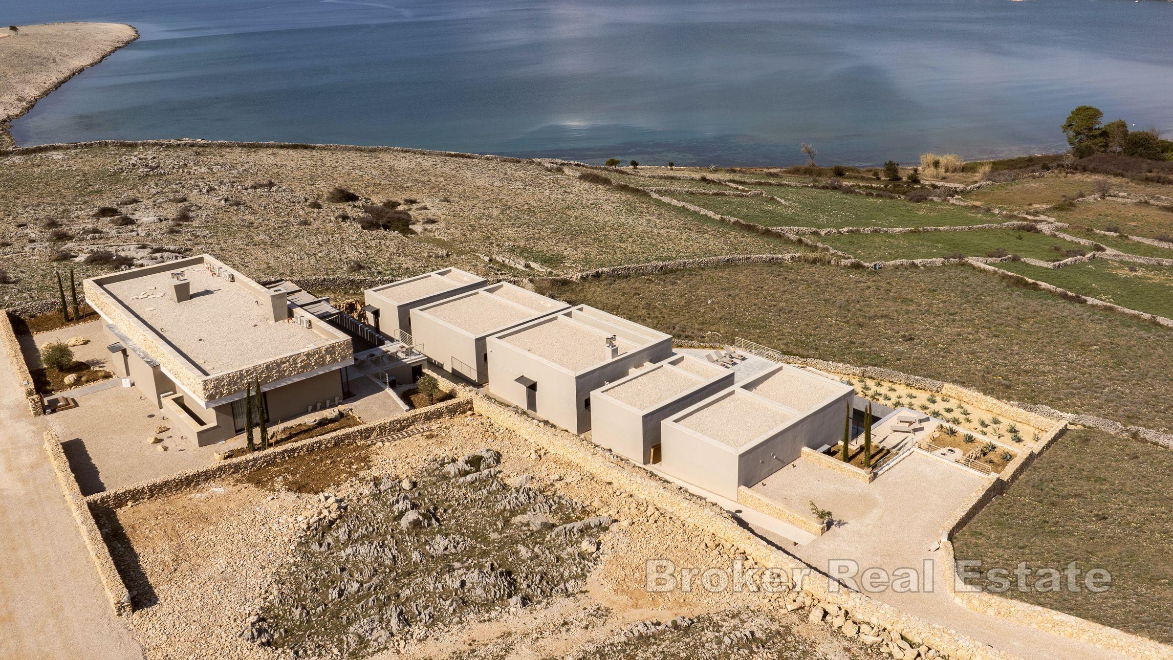 Dominante villa con piscina e vista mare in posizione tranquilla