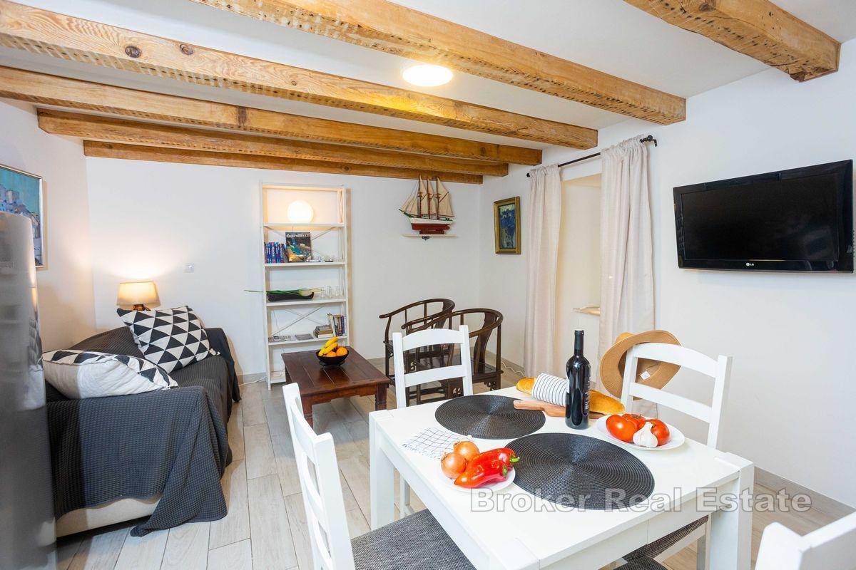 Apartament położony w kamiennym domu w pobliżu nabrzeża i morza