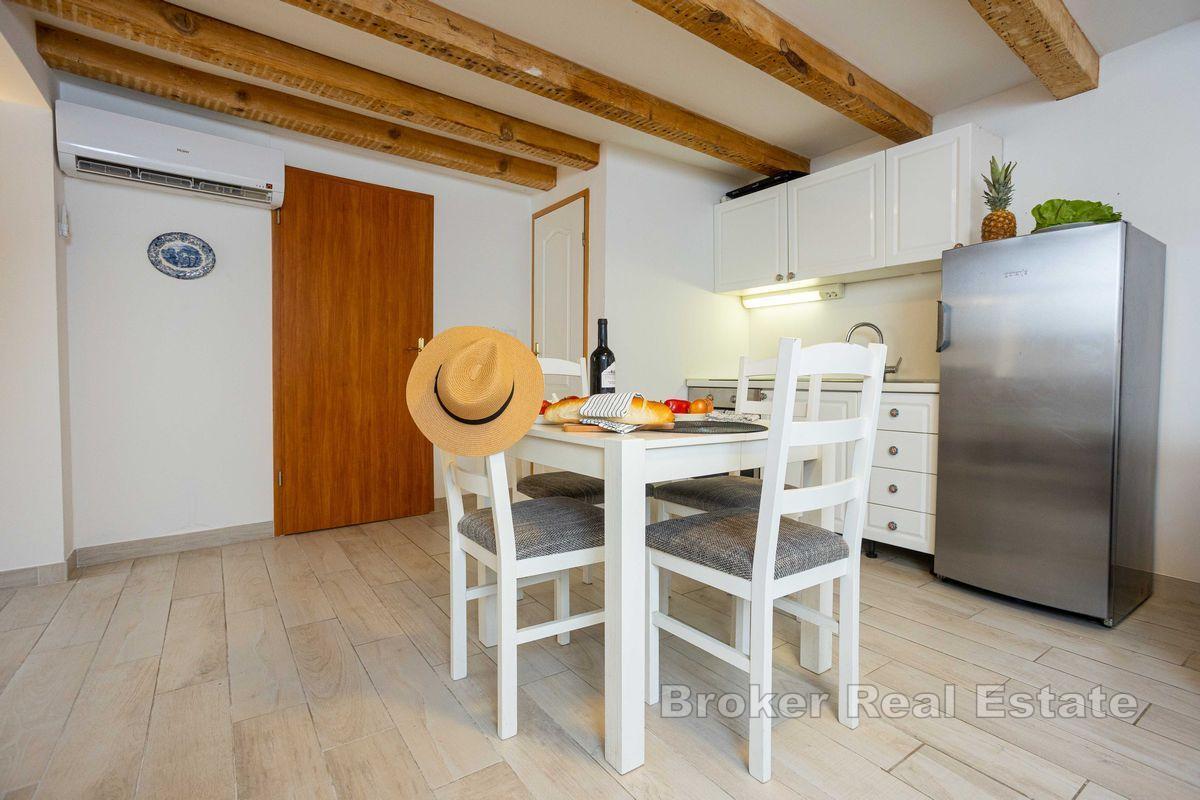 Apartament położony w kamiennym domu w pobliżu nabrzeża i morza