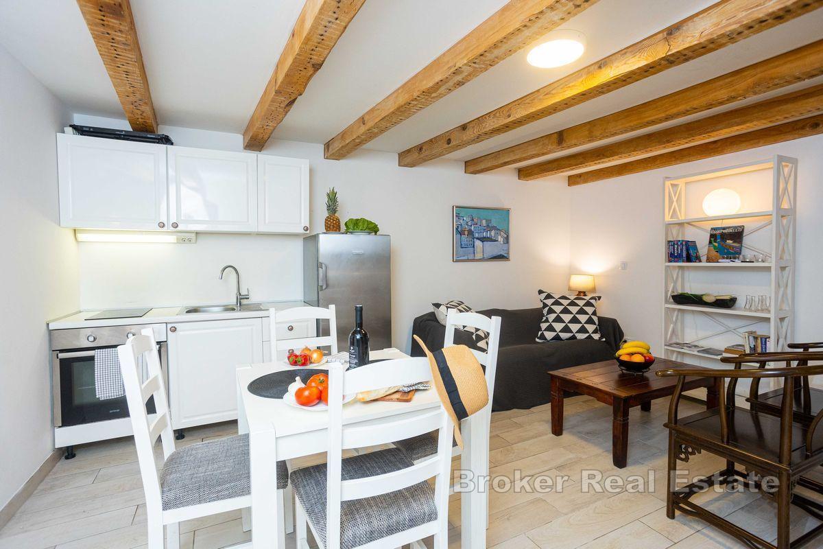 Apartament położony w kamiennym domu w pobliżu nabrzeża i morza
