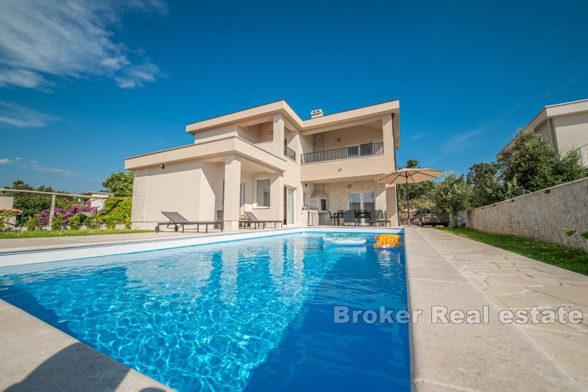 Maison neuve avec piscine et vue sur la mer