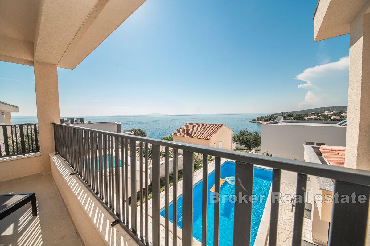 Maison neuve avec piscine et vue sur la mer