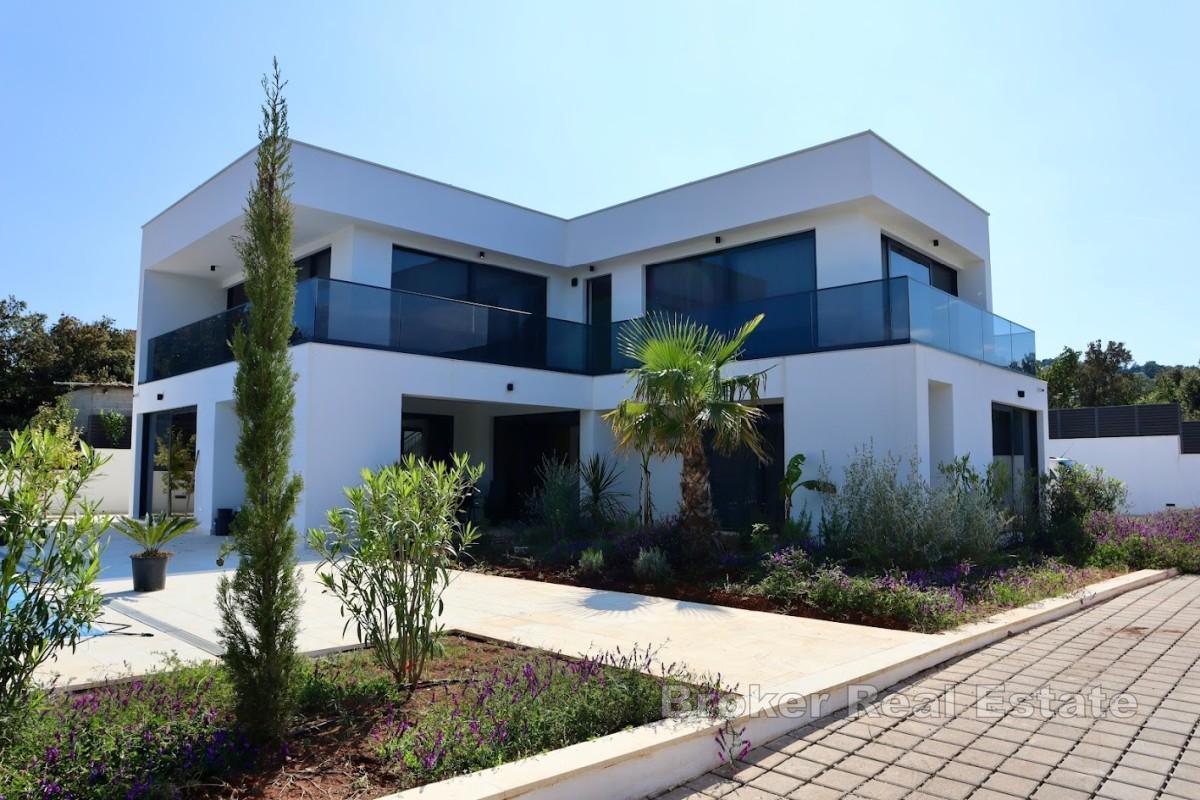 Villa mit Pool in Meeresnähe