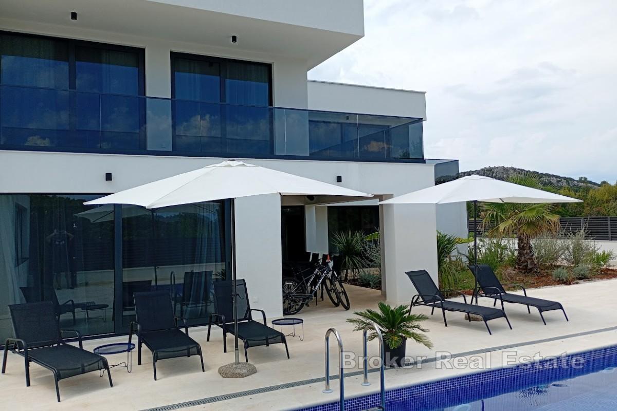 Villa mit Pool in Meeresnähe