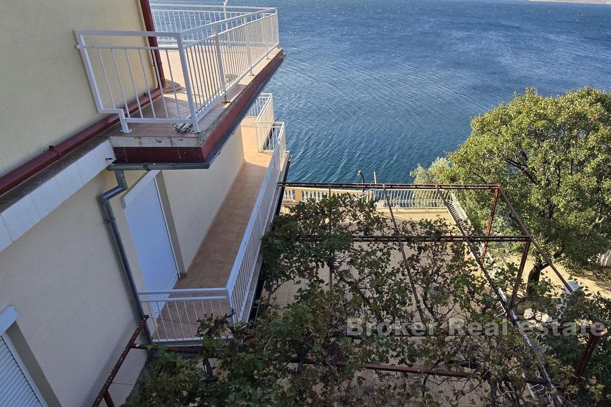 Samostojeća kuća na moru s četiri jedinice